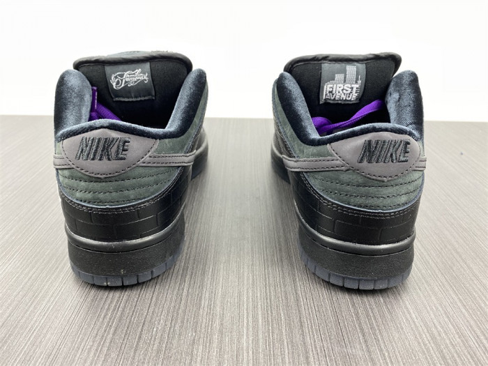 Familia x Nike SB Dunk Low 
