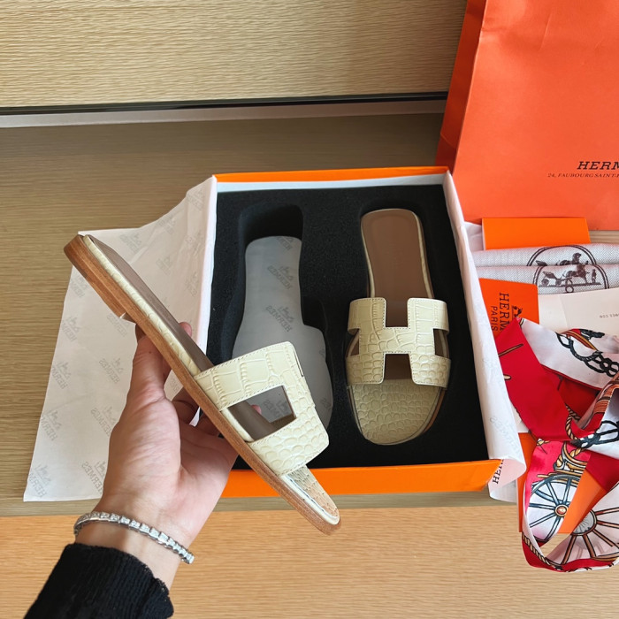 H**me5 SANDALS