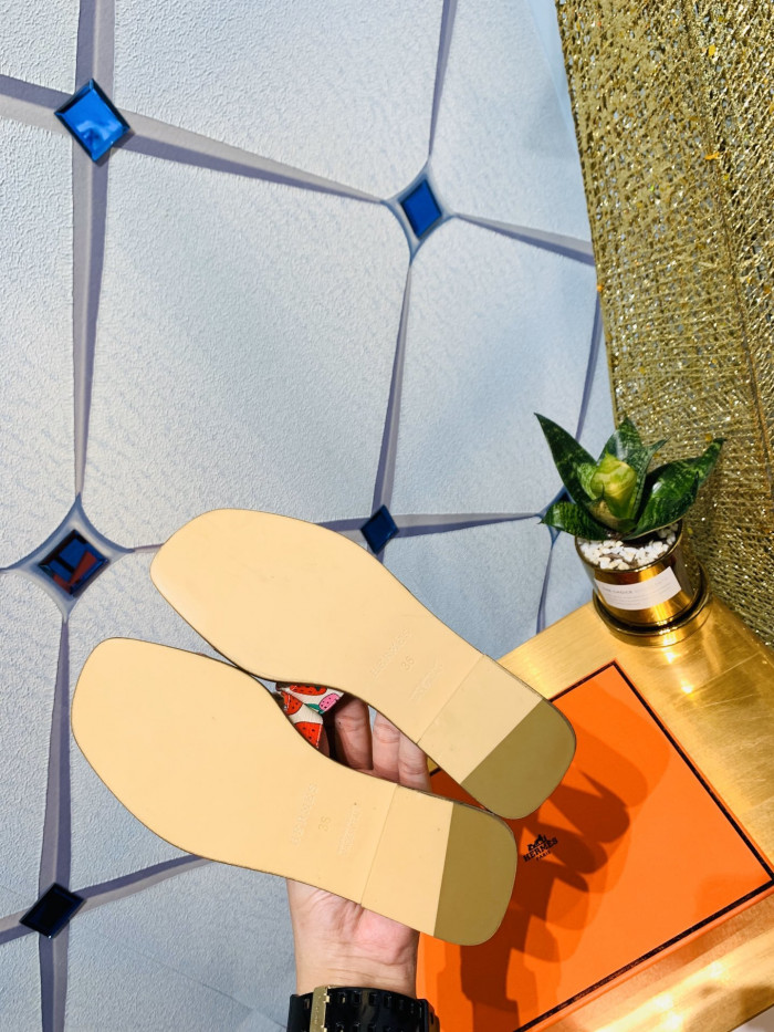 H**me5 SANDALS