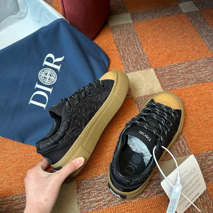 DIO* KAWS B33 SNEAKER