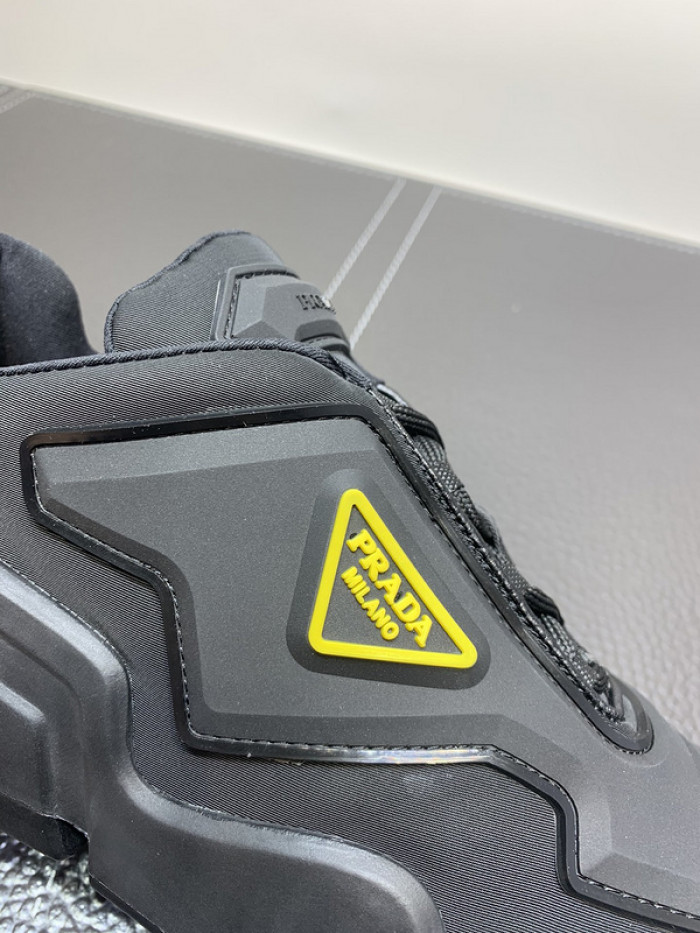 Pra*a sneaker