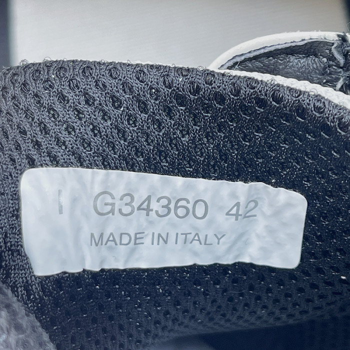 Ch**el sneaker