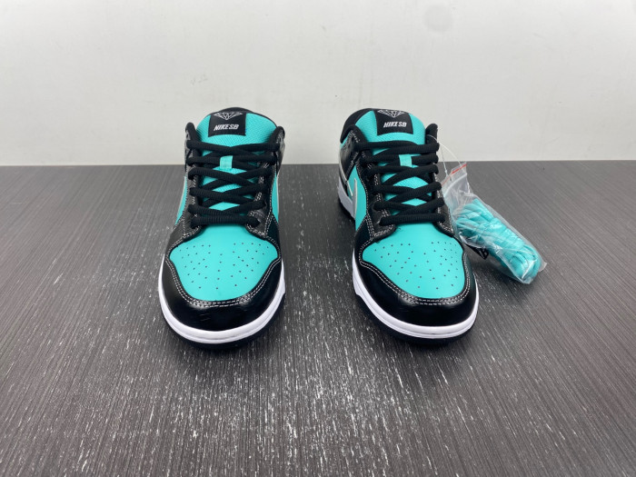 Nike SB Dunk Low Pro x D1am0nd S*pply Co. T*f*ny 304292-402