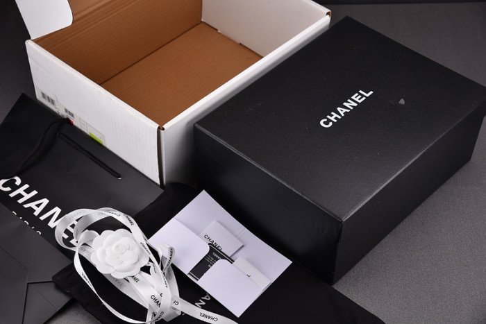 Ch**el sneaker