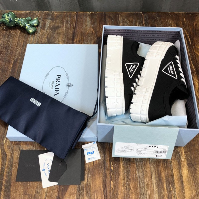 Pra*a sneaker