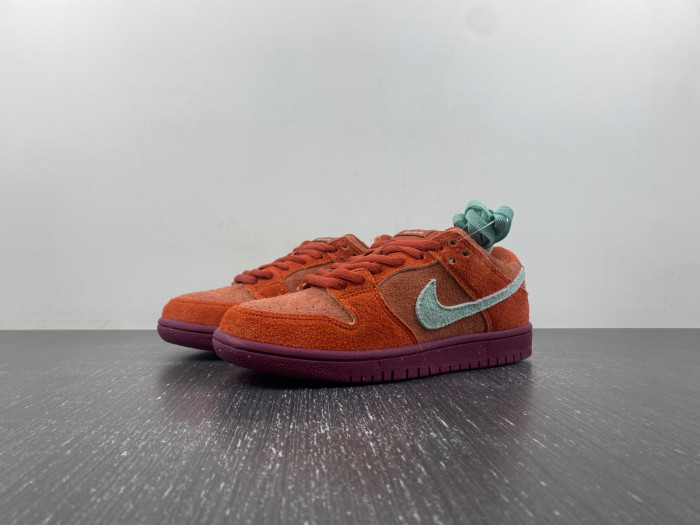 Nike SB Dunk Low 